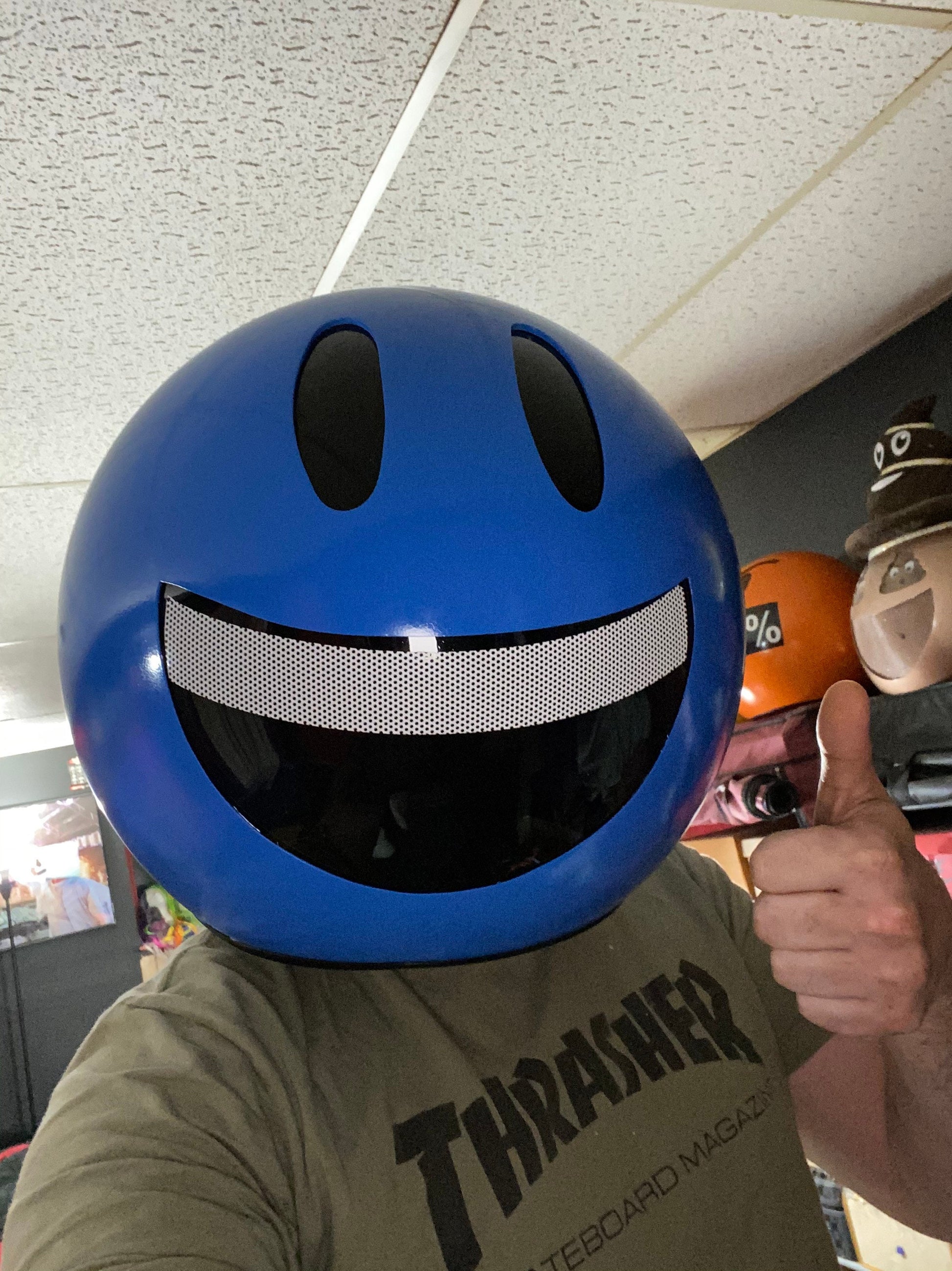 airbrush smile motorcycle helmet Smile face emoji helmet – Ravehelmetsinc